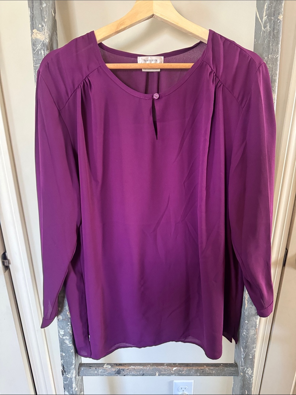 Van  Purple Long-Sleeve Keyhole Blouse